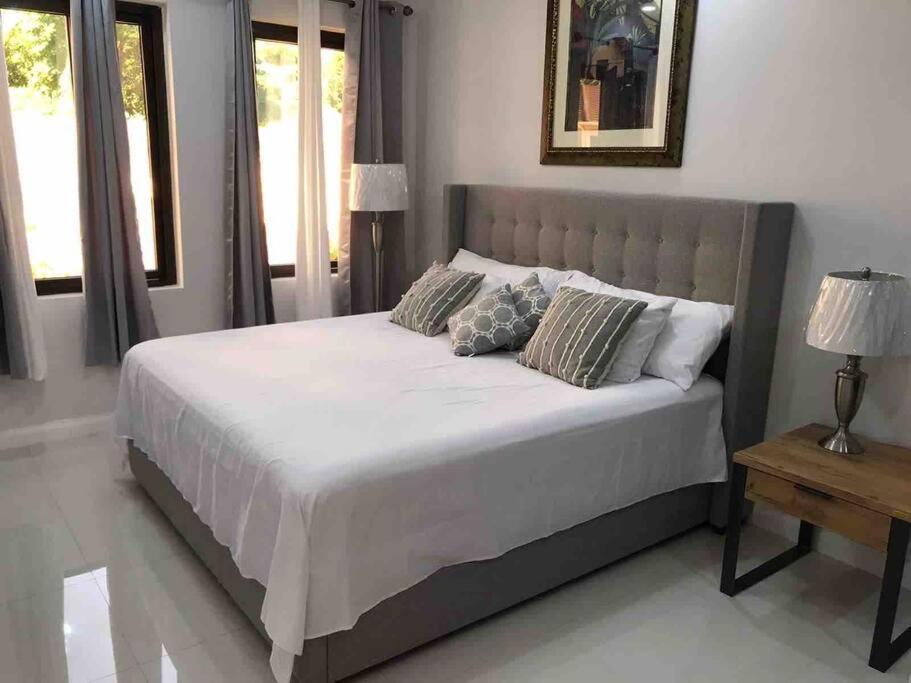 Sun Shine Luxury Villas 2 Bedroom Pool & Gym Ocho Rios St Ann Esterno foto