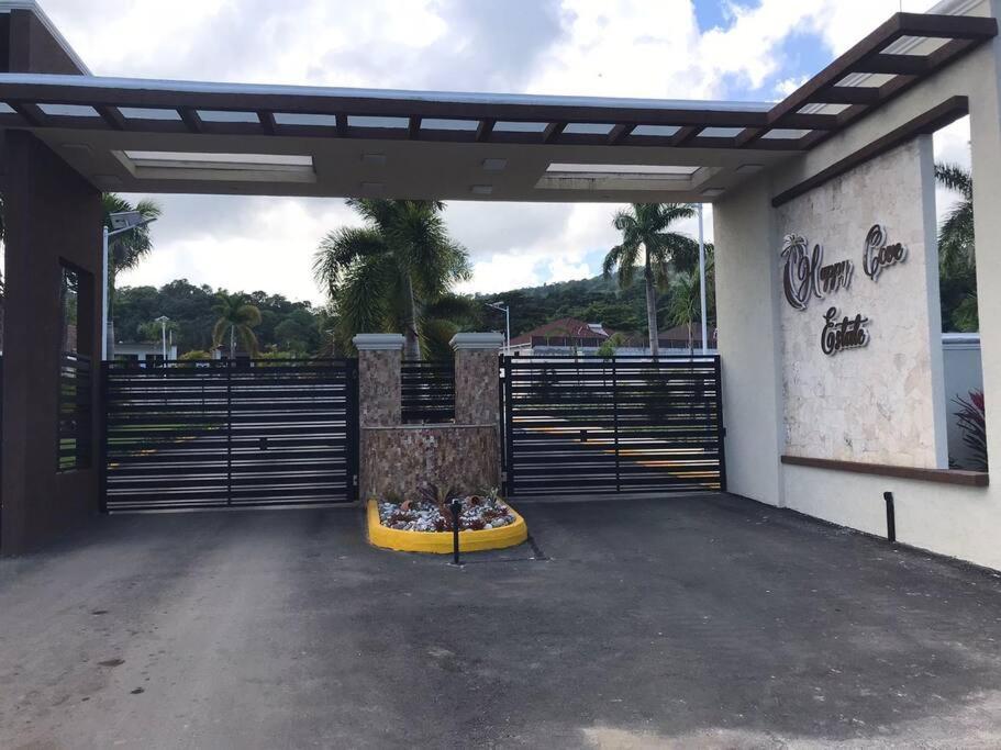 Sun Shine Luxury Villas 2 Bedroom Pool & Gym Ocho Rios St Ann Esterno foto