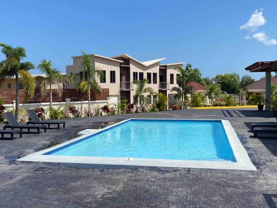 Sun Shine Luxury Villas 2 Bedroom Pool & Gym Ocho Rios St Ann Esterno foto
