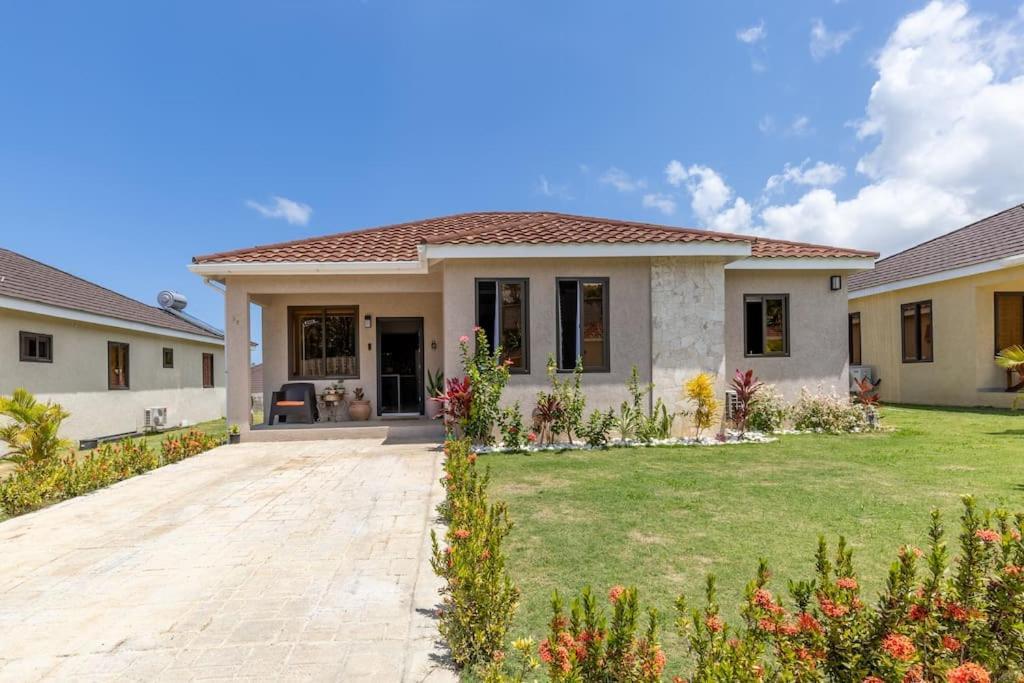 Sun Shine Luxury Villas 2 Bedroom Pool & Gym Ocho Rios St Ann Esterno foto